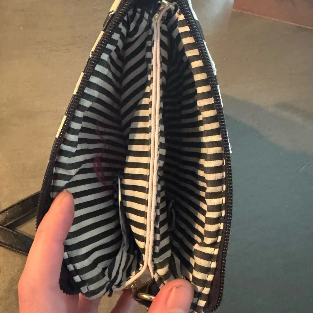 Betsey Johnson Black and White Striped Crossbody Bag preloved - Picture 8 of 9